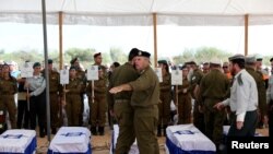 10月17日，在以色列的甘亞夫內，人們為在加沙地帶被哈馬斯槍手殺害的庫茨一家（父母和三個未成年的孩子）舉行葬禮。