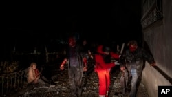 ARCHIVO - Un paramédico ucraniano ayuda a un residente herido momentos después de un ataque ruso en Jersón, en el sur de Ucrania, el 24 de noviembre de 2022.