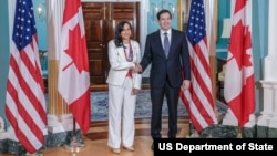مارکو روبیو، وزیر امور خارجه آمریکا، و آنیتا آناند، همتای کانادایی او، در ساختمان وزارت خارجه ایالات متحده (پنج‌شنبه ۳۰ مرداد)