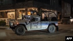 Miembros de la Armada de México custodian una propiedad donde descubrieron un arsenal ilegal con más de 200 armas de alto calibre en Boca del Río, Estado de Veracruz, México, el 25 de junio de 2024.