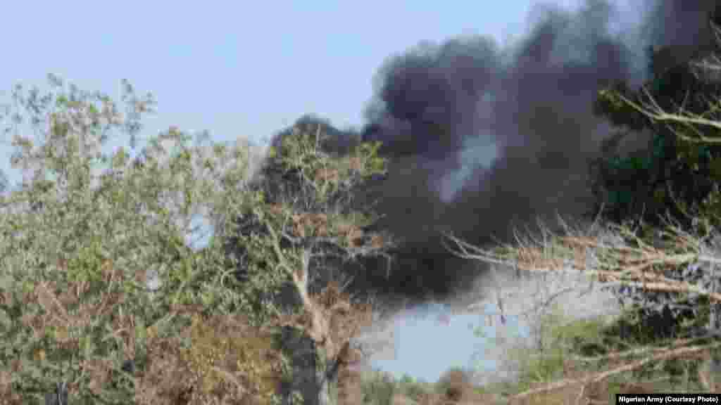 Wani sansanin 'yan ta'addar Boko Haram da sojojin Najeriya suka cinna ma wuta a cikin dajin Sambisa