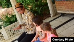 Alfian Rusli mengajarkan tarian tradisional Indonesia kepada anak-anak di Disney Animal Kingdom (dok: Alfian Rusli)