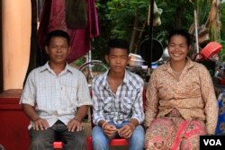 កុមារា ឈឿម សុខុច និង​ឪពុកម្តាយ លោក ប្លុង ប៊ុនឃាម អាយុ៤០ឆ្នាំ និង​អ្នកស្រី វឿន យ៉ា អាយុ៣៦ឆ្នាំ ថត​រូបជុំ​គ្នា​នៅ​ខាងមុខ​ផ្ទះ​ ស្ថិត​ក្នុង​ឃុំ​ក្របីរៀល ខេត្តសៀមរាប កាល​ពីថ្ងៃ​ទី​១៣ ខែកក្កដា ឆ្នាំ២០១៧។ (ស៊ុន ណារិន/VOA)