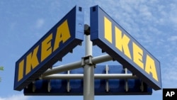 រូបឯកសារ៖ ស្លាកសញ្ញាក្រុមហ៊ុន IKEA​​ ដែលជា​ក្រុមហ៊ុន​ផលិត​គ្រឿង​សង្ហារឹម​របស់​ប្រទេសស៊ុយអែត។ 