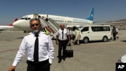 Piloti Ariana Afghan Airlines na pisti nakon slijetanja na aerodrom Hamzi Karzai, Afganistan, 5. septembra 2021.