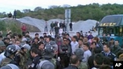 廣東當局出動防暴警察試圖驅散海門抗議民眾 (网民提供 參与网)