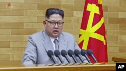 មេដឹកនាំ​កូរ៉េ​ខាងជើង​ Kim Jong Un ថ្លែង​នៅ​ទីតាំង​កំបាំង​មួយ​នៅ​កូរ៉េ​ខាងជើង។