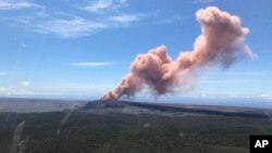 En esta foto provista por el Servicio Geológico de EE.UU., se ven cenizas rojas del volcán Kilauea en la Isla Grande tras un terremoto de magnitud 5 en el Parque Nacional de Volcanes en Hawái el jueves, 3 de mayo, de 2018.