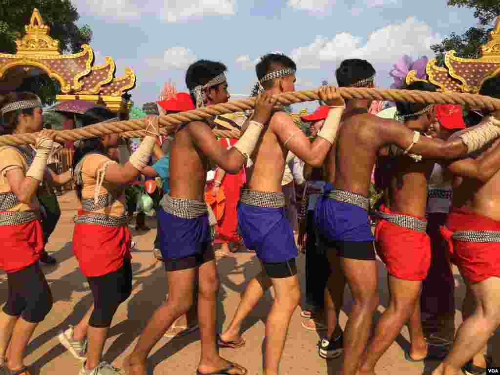 ទិដ្ឋភាព​នៃ​ការ​បង្ហាញ​ល្បែង​ប្រពៃណី​ខ្មែរ​នៅ​ក្នុង​ក្រុង​បុរាណ​អង្គរ​ នៅថ្ងៃ​ទី១៤​ខែ​មេសា​ឆ្នាំ​២០១៨។ ​ (ប៉ូច រាសី/VOA)​ ​ 