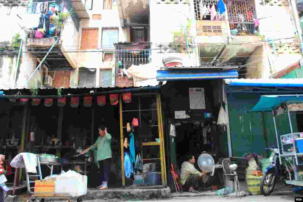 ទិដ្ឋភាព​ជា​ទូទៅ​នៃ​សកម្មភាព​ជីវភាព​រស់​នៅ​របស់​​អ្នក​រស់​នៅ​​​​អគារ​ប៊ូលឌីង​​​ក្នុង​រាជធានី​ភ្នំពេញ​កាល​ពី​ថ្ងៃ​សុក្រ​ទី​៥ ខែ​កញ្ញា ឆ្នាំ​២០១៤។ (នូវ ពៅលក្ខិណា/VOA) 