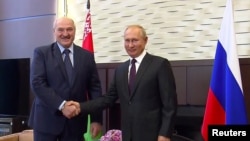 Predsednici Belorusije i Rusije, Aleksandar Lukašenko i Vladimir Putin, rukuju se tokom sastanka u Sočiju, 14. septembar 2020.
