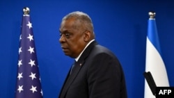 资料照片：美国国防部长奥斯汀在特拉维夫与以色列国防部长联合举行记者会。(2023年12月18日)