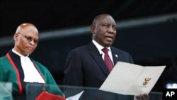 Rais wa Afrika Kusini Cyril Ramaphosa, Kulia, aapishwa kwenye uwanja wa Loftus Versfeld stadium mjini Pretoria, May 25, 2019.