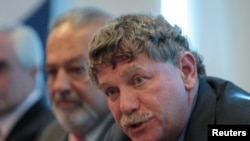 FILE - Eric Lander takes part during a news conference in Mexico City, next to Mexican billionaire Carlos Slim, on Jan. 19, 2010.