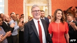 英国新首相基尔·斯塔默（Keir Starmer和夫人抵达唐宁街10号。 (2024 年7月5日)