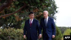 Presidente dos EUA, Joe Biden e o presidente da China, Xi Jinping, caminham juntos após uma reunião em Woodside, Califórnia, em 15 de novembro de 2023.