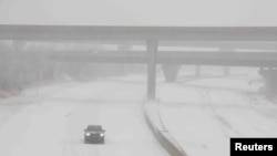 Autostradat kanë filluar të mbulohen nga dëbora në Topeka, Kansas (5 janar 2025)