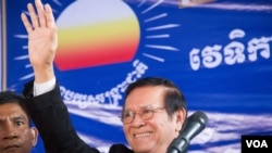 លោក​កឹម សុខា​​ប្រធាន​ស្តីទី​នៃ​គណបក្ស​សង្គ្រោះជាតិ​ បានចេញ​មុខ​ជា​សាធារណៈ​លើក​ដំបូង​បង្អស់​ ​នា​ព្រឹក​ថ្ងៃ​សុក្រ ទី​០៩ ខែ​កញ្ញា ឆ្នាំ​២០១៦ក្រោយ​ពី​ ស្នាក់​នៅ​ក្នុង​ទីស្នាក់ការ​គណបក្ស​សង្គ្រោះជាតិ​ជា​ច្រើន​ខែ​​ ដើម្បី​គេច​ពី​ការ​ចាប់​ខ្លួន​។​(​ឡេង ឡែន/VOA) 