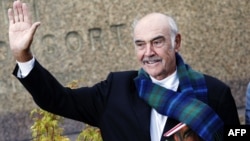 រូបឯកសារ៖ តារាភាពយន្ត​ជនជាតិ​​ស្កត់លែន​ដ៏ល្បីឈ្មោះ​លោក Sean Connery ដែល​បាន​សម្តែង​ជាតួអង្គ James Bond ដំបូងគេ គ្រវីដៃ​នៅពេល​លោក​ផ្សព្វផ្សាយ​សៀវភៅថ្មី​របស់​លោក​ដែល​មាន​ចំណងជើង​ថា «Being a Scot» នៅ​មហោស្រព​សៀវភៅ​អន្ដរជាតិ​ក្នុង​ទីក្រុង Edinburgh កាលពី​ថ្ងៃទី២៥ ខែសីហា ឆ្នាំ២០០៨។