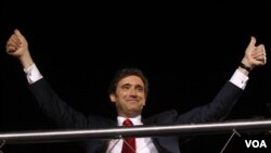 Pedro Passos Coelho, bergembira bersama pendukungnya di Lisbon setelah kemenangan dalam pemilu parlemen (5/6).