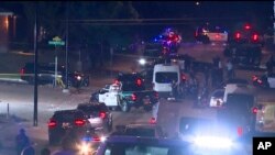 Policija na uvidu posle pucnjave na parkingu u Teksasu (Foto: AP/WFAA)