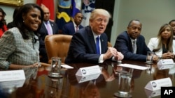 Predsednik Tramp i Omarosa Manigolt Njuman na sastanku u Beloj kući (arhivski snimak)