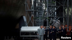 資料照片：朝中社於2019年7月23日發布的照片​​顯示北韓領導人金正恩參觀了一所未公開地點的潛艇工廠。