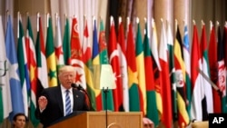 Rais Donald Trump ahutubia katika Mkutano wa Waarabu Waislam Wamarekani huko Saudi Arabia