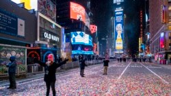 Radnici obezbeđenja posle spuštanja kugle i konfeta