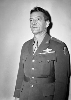 លោក​ឧត្តមសេនីយ៍ Claire Lee Chennault (១៨៩០-១៩៥៨) មេបញ្ជាការ​ដ៏​ល្បី​ឈ្មោះម្នាក់​របស់​កងទ័ព​អាកាស​សហរដ្ឋ​អាមេរិក​នៅក្នុង​ទ្វីប​អាស៊ី​កាល​ពី​សង្គ្រាម​លោក​លើក​ទី​ពីរ។