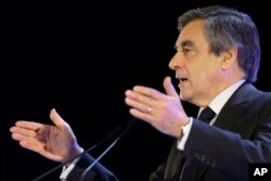 Фійон заплямований звинуваченнями у корупції, але передбачуваний.