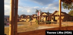 Bangunan Hunian Sementara (Huntara) yang terbuat dari material bambu di Kelurahan Poboya, Kecamatan Mantikulore, Kota Palu, Sulawesi Tengah (3/8/2019).( Foto: VOA/Yoanes Litha)