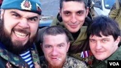 უკრაინის წინააღმდეგ მებრძოლი რუსი და აფხაზი ტერორისტები - მარცხნიდან: სტავროს ბაგათელია (ალამისი), არსენ პავლოვი (მოტოროლა - ააფეთქეს), მიხეილ ტოლსტიხი (გივი), ახრა ავიძბა (აფხაზი)