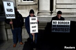 Demonstran anti-Brexit "Borders Against Brexit" protes di depan gedung pemerintah Irlandia di Dublin, Irlandia, 25 April 2017.