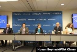 លោក Jon Fasman (ឆ្វេងបំផុត) ប្រធាន​និពន្ធ​ខាង​តំបន់​អាស៊ីអាគ្នេយ៍​របស់​ទស្សនាវដ្តី The Economist លោក Brian Eyler (ឆ្វេង) អនុប្រធាន​គម្រោង​អាស៊ីអាគ្នេយ៍​នៃ​មជ្ឈមណ្ឌល Stimson អ្នកស្រី Courtney Weatherby (កណ្តាល) អ្នកស្រាវជ្រាវ​ឲ្យ​មជ្ឈមណ្ឌល Stimson លោក Richard Cronin​ អ្នក​ជំនាញ​ជាន់ខ្ពស់​ខាង​ទន្លេ​មេគង្គនៃ​មជ្ឈមណ្ឌល Stimson និង​លោកស្រី Jennifer Turner ប្រធានវេទិកាបរិស្ថានចិន​នៃ​មជ្ឈមណ្ឌល Wilson ពិភាក្សា​អំពី​អនាគត​ទន្លេ​មេគង្គ នៅ​រដ្ឋធានី​វ៉ាស៊ីនតោន។