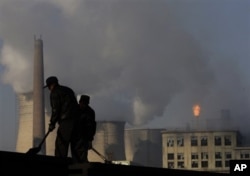 Sebuah pembangkit listrik dan pabrik kimia di Cina. (Foto: AP)