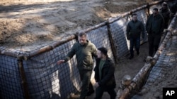 烏克蘭總統澤倫連斯基視察烏克蘭切爾尼戈夫地區的防禦。（2024年4月5日）