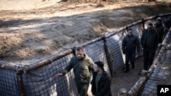 Президент України Володимир Зеленський оглядає лінії укріплень у Чернігівській області, 5 квітня 2024 р. Ukrainian Presidential Press Office via AP
