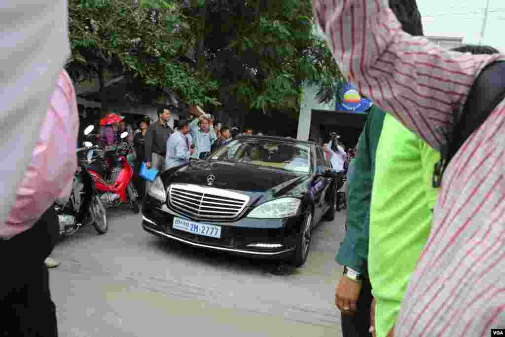 រថយន្ត​ម៊ែរសឺដេស​ដឹក​ជញ្ជូន​ភរិយា​លោក កឹម សុខា ចេញ​ពី​ទីស្នាក់ការ​កណ្ដាល​គណបក្ស​សង្គ្រោះ​ជាតិ នៅ​ក្រុងភ្នំពេញ កាលពី​រសៀល​ថ្ងៃព្រហស្បតិ៍ ទី២៦ ខែឧសភា ឆ្នាំ២០១៦។ (អូន ឆេងប៉រ/VOA)