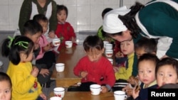 북한 룡천의 한 고아원에서 세계식량계획(WFP)이 제공한 옥수수-콩 혼합 간식을 먹는 어린이들. (자료사진)