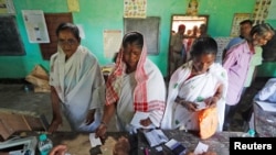 Моди има насочено многу од неговите програми за благосостојба на жените, бидејќи тие се појавуваат како огромен гласачки блок.