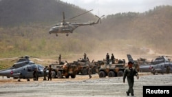 រូបឯកសារ៖ យោធាកម្ពុជានិងចិនចូលរួមសមយុទ្ធរួម «នាគមាសឆ្នាំ២០១៨» នៅខេត្តកំពង់ស្ពឺ កាលពីថ្ងៃទី១៧ ខែមីនា ឆ្នាំ២០១៨។