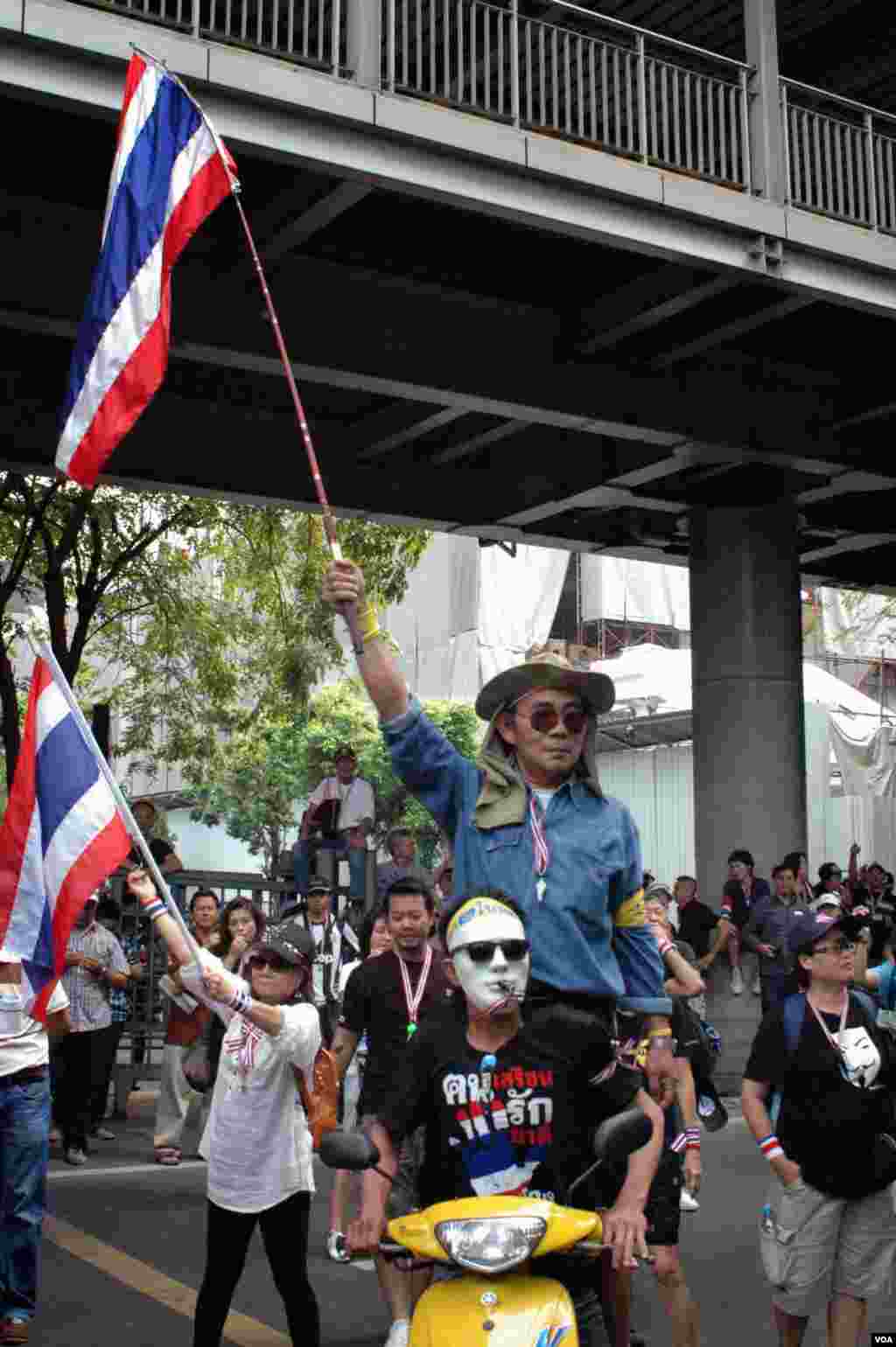 Tens of thousands take to Bangkok's streets demanding the prime minister's ouster. (Steve Herman/VOA)