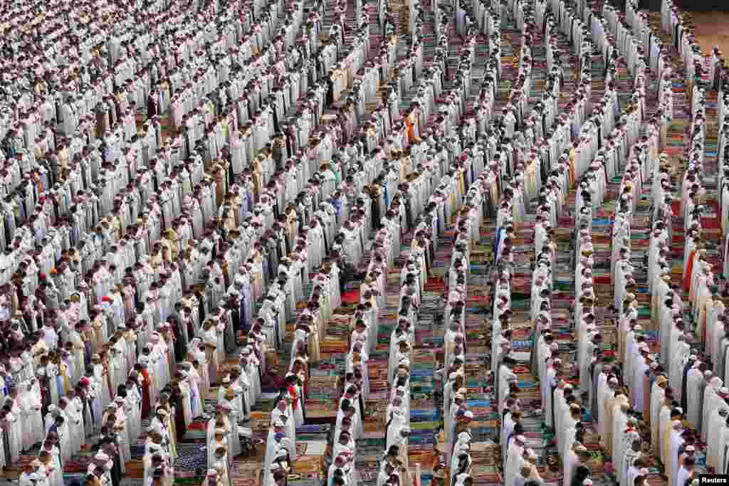 Dandazon jama'a suna sallar idin karamar salla bayan da aka kammala azumin watan Ramadana a kasar Morocco