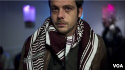 El francés Rémi Ochlik, de 28 años, fotógrafo de la agencia IP3 Press, murió en un apartamento transformado en "centro de prensa", según indicaron activistas sirios.