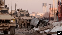 Ameirčki i avganistanski vojnici na mestu samobuilačkog napada na NATO konvoj u Kabulu, 10. februara 2014. 