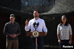 2024년 3월 5일 멕시코와 국경 지역인 텍사스주 이글패스를 방문한 J.D. 밴스 미국 부통령이 연설하고 있다. 왼쪽은 피트 헤그세스 국방장관, 오른쪽은 털시 개버드 미 국가정보국장(DNI).