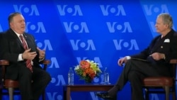 Sekretari i Shtetit Michael Pompeo duke bashkëbiseduar me Drejtorin e Zërit të Amerikës Robert Reilly në selinë e Zërit të Amerikës në Uashington (11 janar 2021)