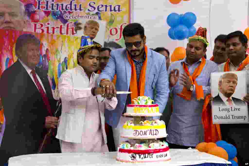 'yan jam'iyyar kishin Hindu ta 'Hindu Sena' ko kuma Rundunar Hindu a Hausance, su na yanka kek domin taya dan takarar shugaban kasa na Amurka Donald Trump murnar zagayowar ranar haihuwarsa a New Delhi, Talata 14 Yuni, 2016. Tun da fari, jam'iyyar ta gudanar da addu'o'i irin na 'yan Hindu domin tabbatar da samun nasarar Mr. Trump a zaben Amurka.