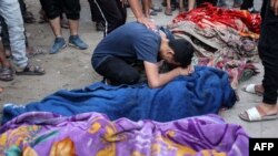 Молодий чоловік оплакує загиблих під час удару по школі в Газі, 10 серпня 2024 року. Omar AL-QATTAA/AFP